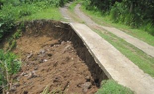 Jalan longsor, warga Tawengan minta dibuatkan talut