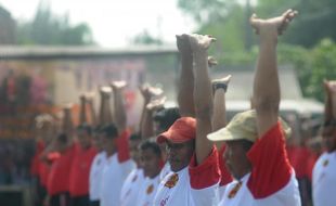   WARGA DAN ANGGOTA BRIMOB OLAHRAGA BERSAMA 