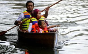  NAIK PERAHU di TAMAN BALEKAMBANG