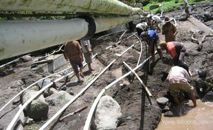   WARGA CEPOGO PERBAIKI JARINGAN PIPA