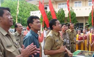   Resmikan gedung baru, Bupati ditodong perlebar jalan