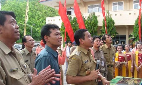   Resmikan gedung baru, Bupati ditodong perlebar jalan