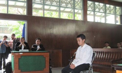 Tersangka pembuat bom jalani sidang perdana