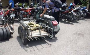 Lakukan razia motor, polisi temukan ciu selundupan