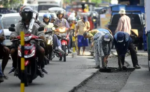 PENAMBALAN JALAN SEUSAI DIGALI UNTUK PROYEK PDAM