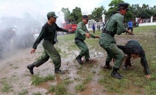 LATIHAN PENANGGULANGAN KERUSUHAN