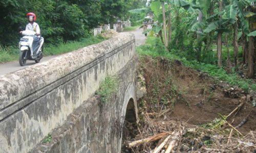 Jembatan penghubung 5 desa terancam ambrol