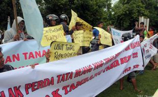 TOLAK RENCANA PENAMBANGAN PASIR BESI