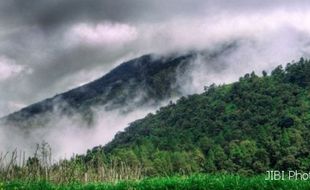 Ribuan Pendaki Padati Gunung Lawu, 3 Pendaki Cedera