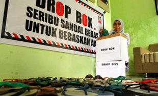 50-An pasang sandal jepit dikirim untuk solidaritas AAL