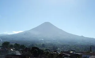 Pemkab Temanggung minta warga sekitar Gunung Sindoro tetap tenang