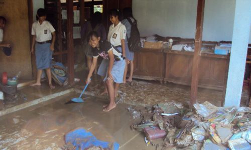 Kebanjiran, ujian di SMAN 1 Grobogan ditunda