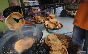   MUSIM LIBURAN, PENJUAL MAKANAN TAMBAH STOK