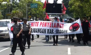  Massa gabungan LSM demo DPRD Sragen