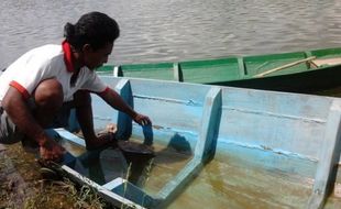  Perbaikan perahu, rekanan beri dempul dan 1 kg lem