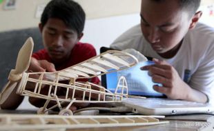 PESAWAT MODEL DARI KAYU