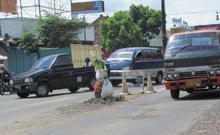 Jalan Jogja-Solo rusak, warga tanam pohon pisang