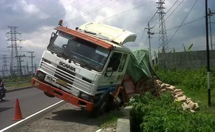 Truk pengangkut semen terperosok di parit 