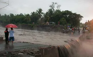 Hujan lebat di puncak Merapi, semua jembatan sabo dam Kali Gendol tertutup lahar