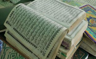 FOTO KONTROVERSIAL : Pose Injak Alquran, Remaja Ini Nyaris Dihajar Masa