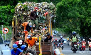 PENGELOLAAN SAMPAH SOLO : Lahan Bekas Makam Jadi Tempat Pemilahan Sampah