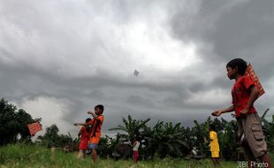 Naikkan Layang-Layang di Ladang, Bocah Tewas Tercemplung Sumur