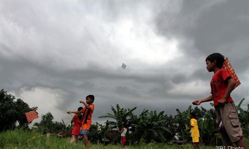 Naikkan Layang-Layang di Ladang, Bocah Tewas Tercemplung Sumur