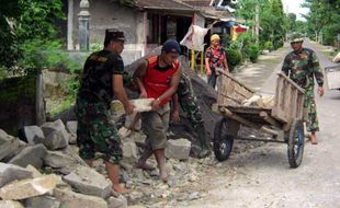 KARYA BAKTI TNI BANTU REHAB RUMAH TAK LAYAK HUNI