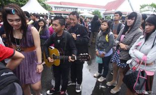 ANTRIAN PESERTA AUDISI INDONESIA IDOL