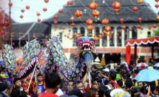 MENGARAK LIONG DI GREBEG SUDIRO