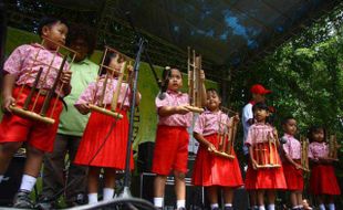 TK SANDHY PUTRA SAJIKAN PERMAINAN ANGKLUNG