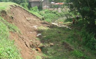 TANGGUL LONGSOR: Akibat Banjir, Tanggul Kali Samin Longsor