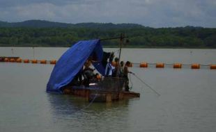 PEMBERSIHAN SALURAN AIR PLTA WADUK GAJAH MUNGKUR