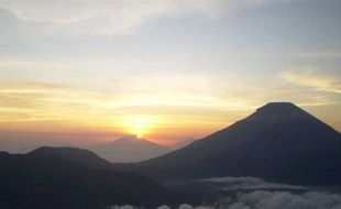 TAHUN BARU DI GUNUNG : Pendaki Sindoro-Sumbing Diminta Waspadai Cuaca