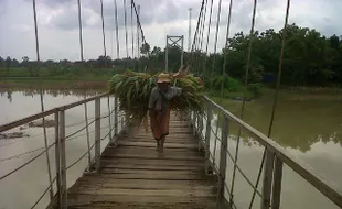 JEMBATAN BAWU: Warga Swadaya Perpanjang Jembatan