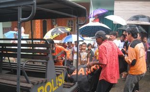 Nenek-nenek Kalap Di Belik Bauresan