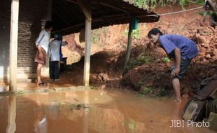 LONGSOR DAN TANAH RETAK Ancam Wonogiri