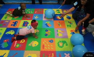 Ayah Bunda, Begini Tips Menstimulasi Bayi Agar Belajar Merangkak