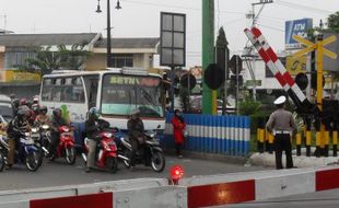  Langgar Pintu Perlintasan, Minibus Terseret Prameks