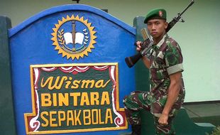 Tentara Beratribut Sepak Bola