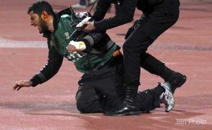 RUSUH SEPAKBOLA MESIR: Suporter Serbu Lapangan, 74 Tewas, 1.000 Cedera