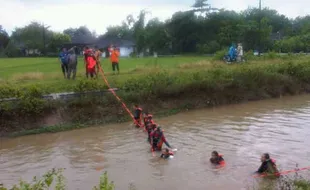 BALITA TENGGELAM: Terpeleset Saat Bermain di Tepi Saluran Irigasi, Balita Hanyut