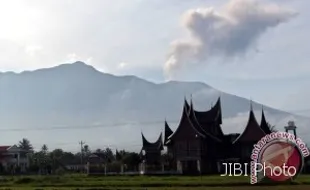 GUNUNG MARAPI MELETUS : Abu Vulkanis Marapi dan Kabut Asap Cemari Padang Panjang