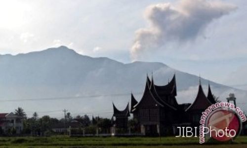 GUNUNG MARAPI MELETUS : Abu Vulkanis Marapi dan Kabut Asap Cemari Padang Panjang