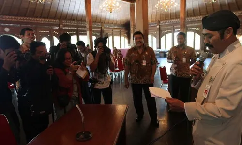 BAHASA DAERAH : Rapat Gunakan Bahasa Jawa