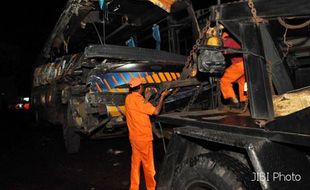 KECELAKAAN MAUT Di PUNCAK: Polisi Berhasil Evakuasi Bus Karunia Bakti 