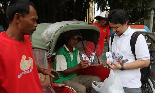 PEKERJAAN SAMPINGAN : Pria Ini Mengayuh Becaknya Sampai Masuk Ruangan Khusus