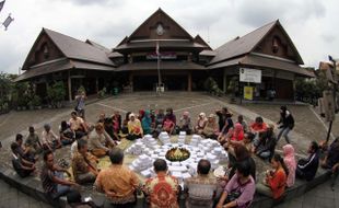 PASAR TRIWINDU : Puluhan Kios Mangkrak