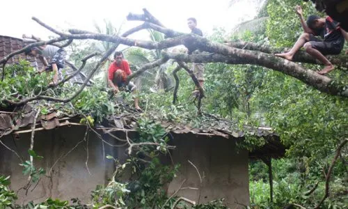 BENCANA BLITAR : Puluhan Rumah di Blitar Rusak Diamuk Angin Kencang