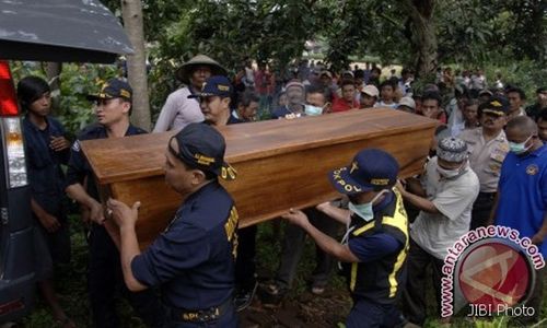 GAY NGANJUK: Polisi Bongkar Makam 